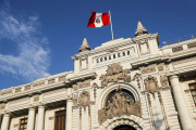 Congreso frena polémico aumento salarial para senadores y diputados
