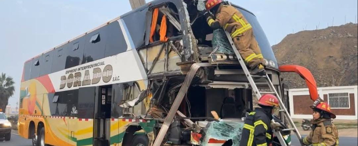 Dos muertos y personas atrapadas tras choque entre bus El Dorado y tráiler en Chancay