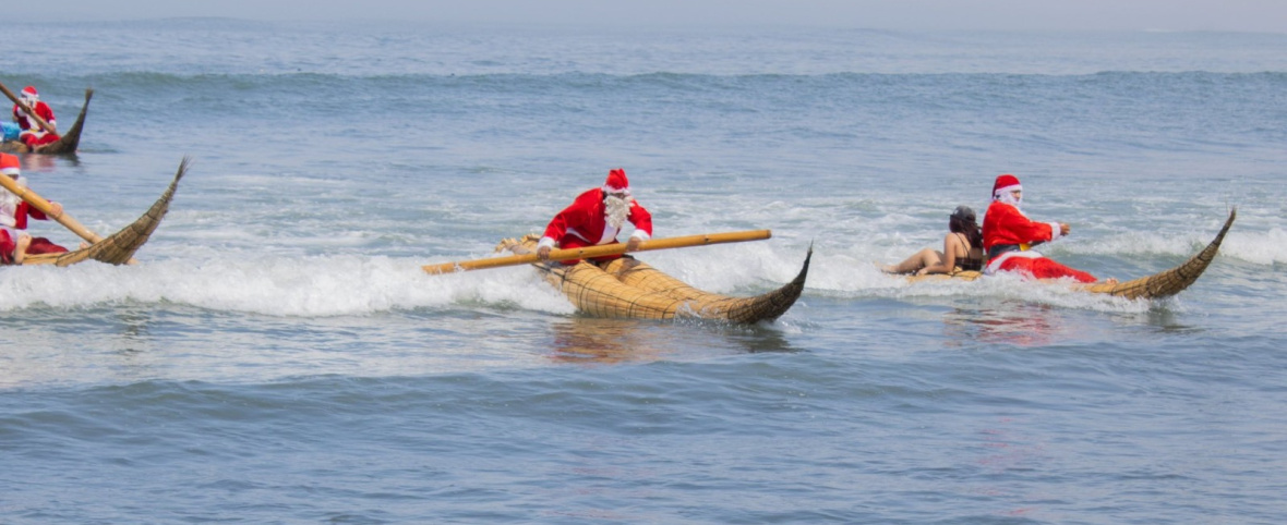 Trujillo: Pescadores se visten de Papa Noel y dan paseo en caballitos de totora