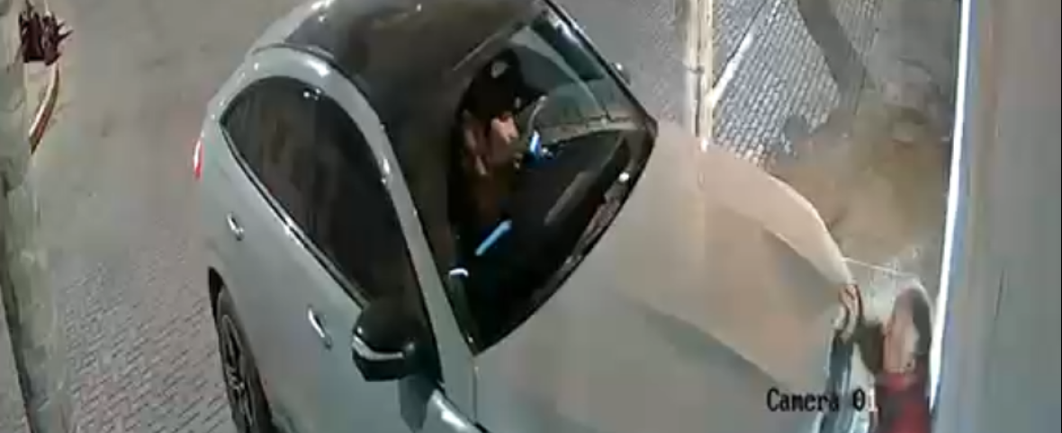 Vigilante casi encuentra la muerte tras ser aplastado por vehículo