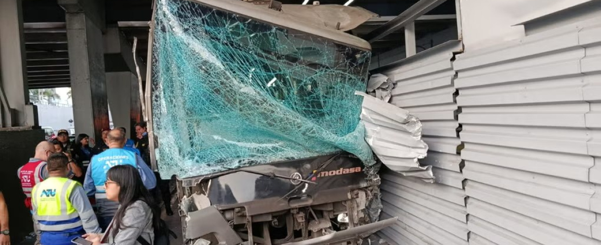 18 heridos deja choque de bus del Metropolitano contra baranda de seguridad en la Vía Expresa
