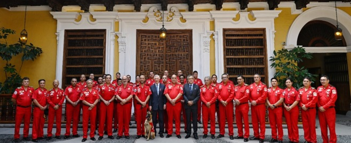 Bomberos peruanos del Grupo USAR reciben máxima condecoración de Cancillería por rescates en Venezuela