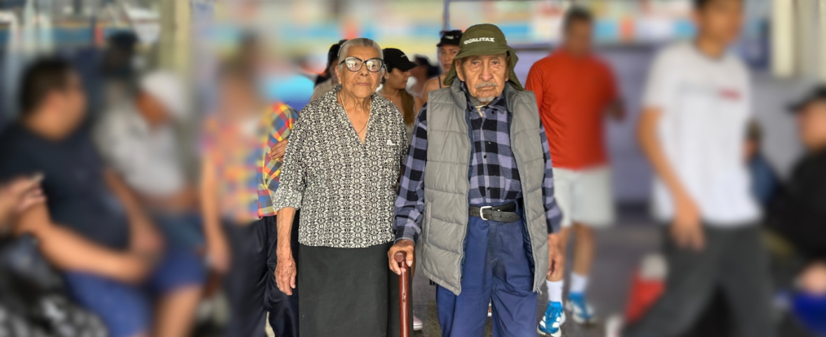 Pareja con 70 años de casados acuden juntos a votar