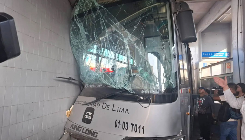 Bus del Metropolitano choca contra puente y genera caos vehicular en La Victoria