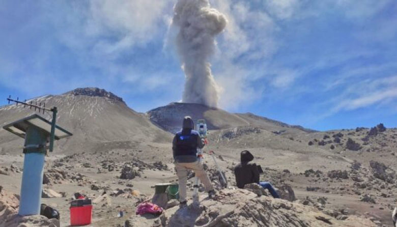 Volcán Sabancaya registra nueva explosión y dispersa cenizas hacia distritos de Caylloma