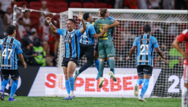 Erick Noriega conquista su primer título con Gremio y se corona campeón del Campeonato Gaúcho