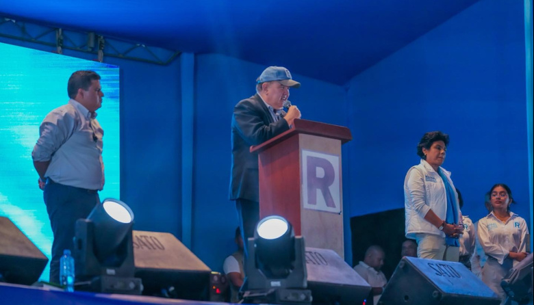 López Aliaga arremete contra Acuña durante mitin político en Trujillo