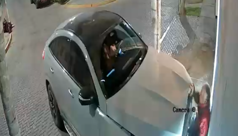 Vigilante casi encuentra la muerte tras ser aplastado por vehículo