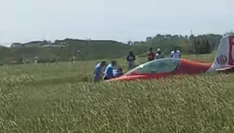 Avioneta de la Fuerza Aérea aterriza de emergencia en campos de arroz