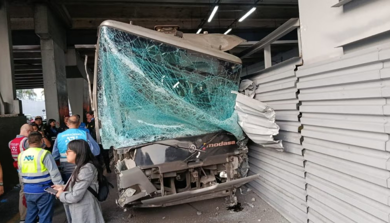 18 heridos deja choque de bus del Metropolitano contra baranda de seguridad en la Vía Expresa