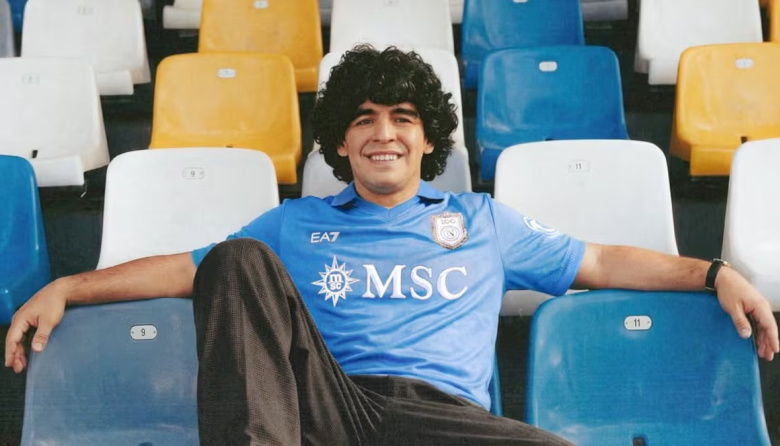 Napoli presenta camiseta del centenario inspirada en la era de Maradona