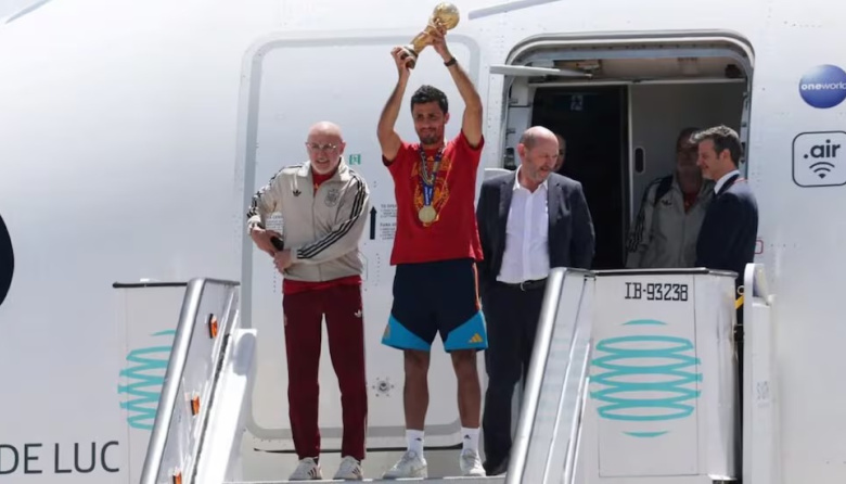 España ya celebra en casa: la campeona del mundo regresó a Madrid con la Copa