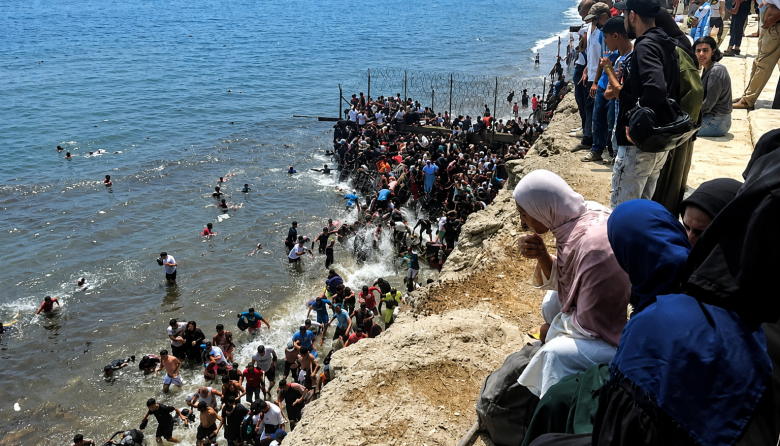 España enfrenta nueva crisis migratoria tras la llegada masiva de migrantes a Ceuta desde Marruecos