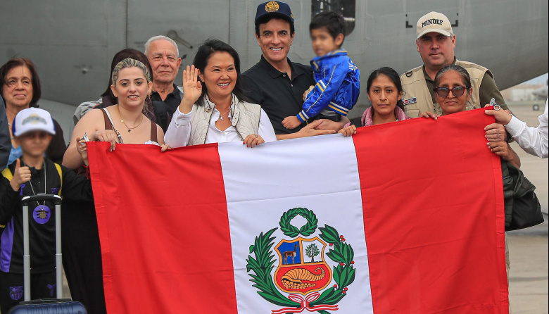Keiko Fujimori recibe a peruanos afectados por los terremotos en Venezuela