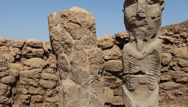 Hallan en Turquía escultura de 11 000 años que representa a una persona sobre un leopardo