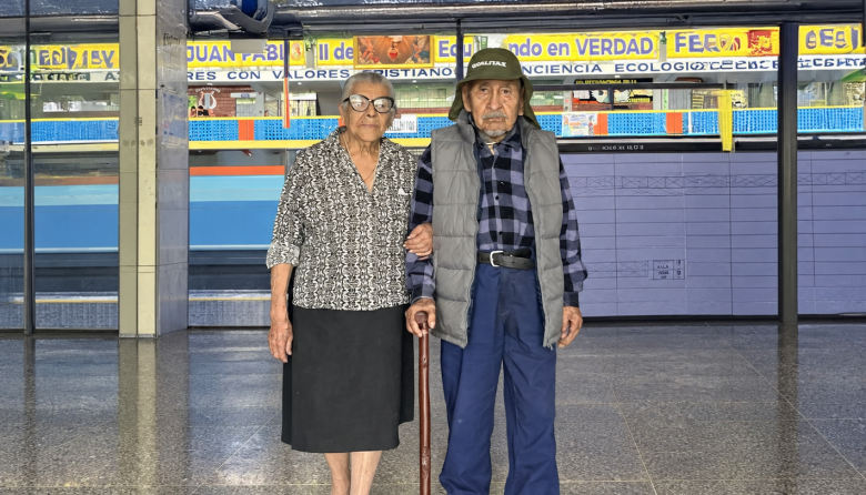 Pareja con 70 años de casados acuden juntos a votar