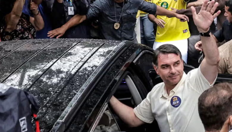 Flávio Bolsonaro llega a Miami pese a prohibición judicial de salir de Brasil