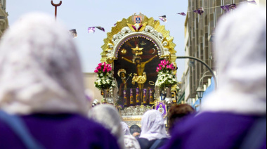 La procesión del Señor de los Milagros moviliza Lima
