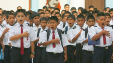Gobierno ordena izar la bandera y cantar el Himno Nacional cada semana en todo el país