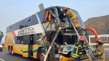 Dos muertos y personas atrapadas tras choque entre bus El Dorado y tráiler en Chancay