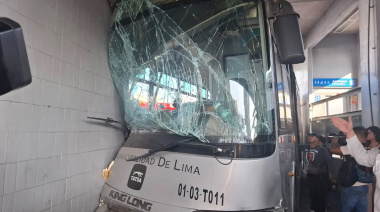 Bus del Metropolitano choca contra puente y genera caos vehicular en La Victoria