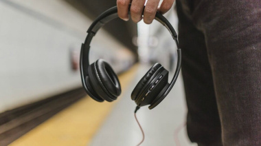 Uso excesivo de audífonos aumenta riesgo de pérdida auditiva