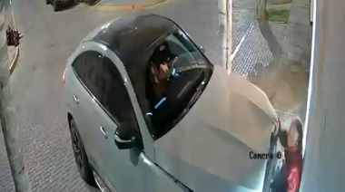 Vigilante casi encuentra la muerte tras ser aplastado por vehículo