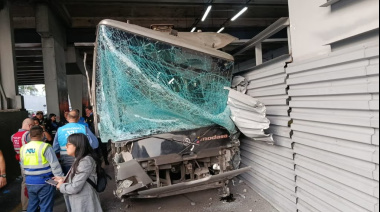 18 heridos deja choque de bus del Metropolitano contra baranda de seguridad en la Vía Expresa