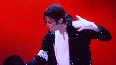 Guantes de Michael Jackson lideran millonaria subasta en Francia