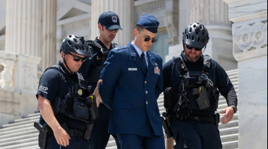 Arrestan a oficial de la Fuerza Aérea por pedir juicio político contra Trump y JD Vance