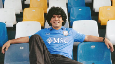 Napoli presenta camiseta del centenario inspirada en la era de Maradona