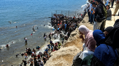 España enfrenta nueva crisis migratoria tras la llegada masiva de migrantes a Ceuta desde Marruecos