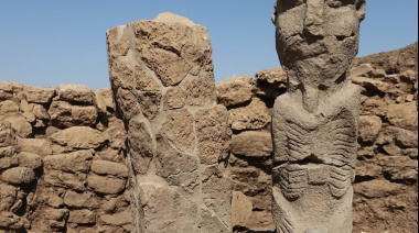 Hallan en Turquía escultura de 11 000 años que representa a una persona sobre un leopardo