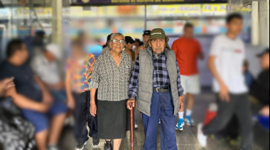 Pareja con 70 años de casados acuden juntos a votar