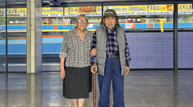 Pareja con 70 años de casados acuden juntos a votar