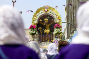 La procesión del Señor de los Milagros moviliza Lima