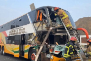 Dos muertos y personas atrapadas tras choque entre bus El Dorado y tráiler en Chancay