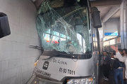 Bus del Metropolitano choca contra puente y genera caos vehicular en La Victoria