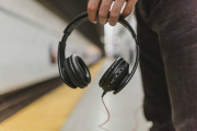 Uso excesivo de audífonos aumenta riesgo de pérdida auditiva