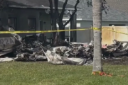 Avioneta se estrella en zona residencial de Florida y deja un muerto