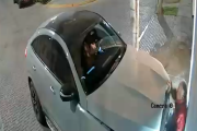 Vigilante casi encuentra la muerte tras ser aplastado por vehículo