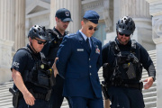 Arrestan a oficial de la Fuerza Aérea por pedir juicio político contra Trump y JD Vance