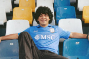 Napoli presenta camiseta del centenario inspirada en la era de Maradona