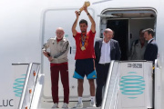 España ya celebra en casa: la campeona del mundo regresó a Madrid con la Copa