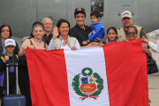 Keiko Fujimori recibe a peruanos afectados por los terremotos en Venezuela
