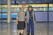 Pareja con 70 años de casados acuden juntos a votar