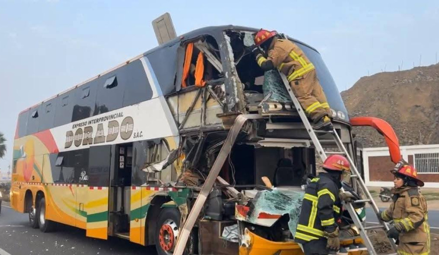 Dos muertos y personas atrapadas tras choque entre bus El Dorado y tráiler en Chancay