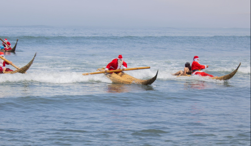 Trujillo: Pescadores se visten de Papa Noel y dan paseo en caballitos de totora