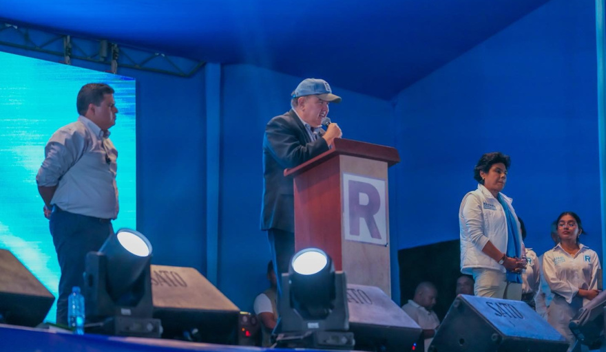 López Aliaga arremete contra Acuña durante mitin político en Trujillo