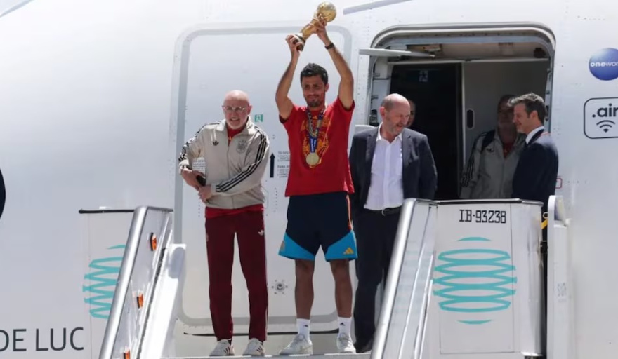España ya celebra en casa: la campeona del mundo regresó a Madrid con la Copa